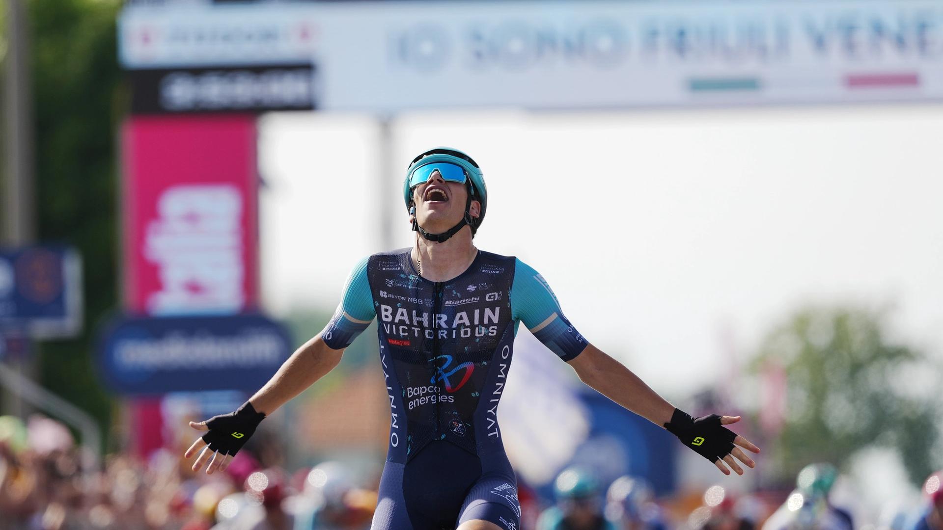 How a dozen teams handed Alec Segaert a Giro d'Italia stage victory
