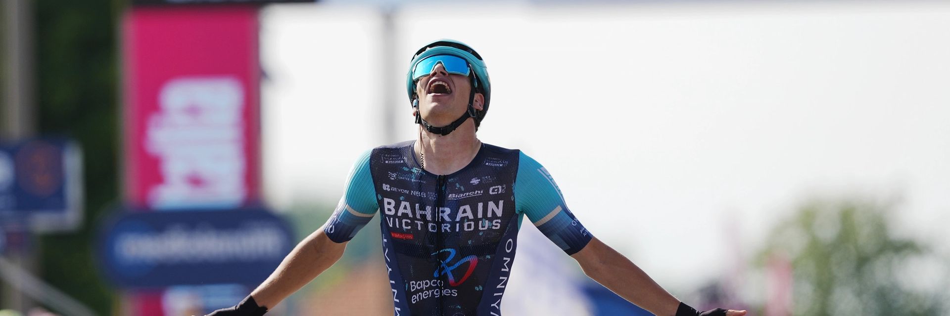 How a dozen teams handed Alec Segaert a Giro d'Italia stage victory
