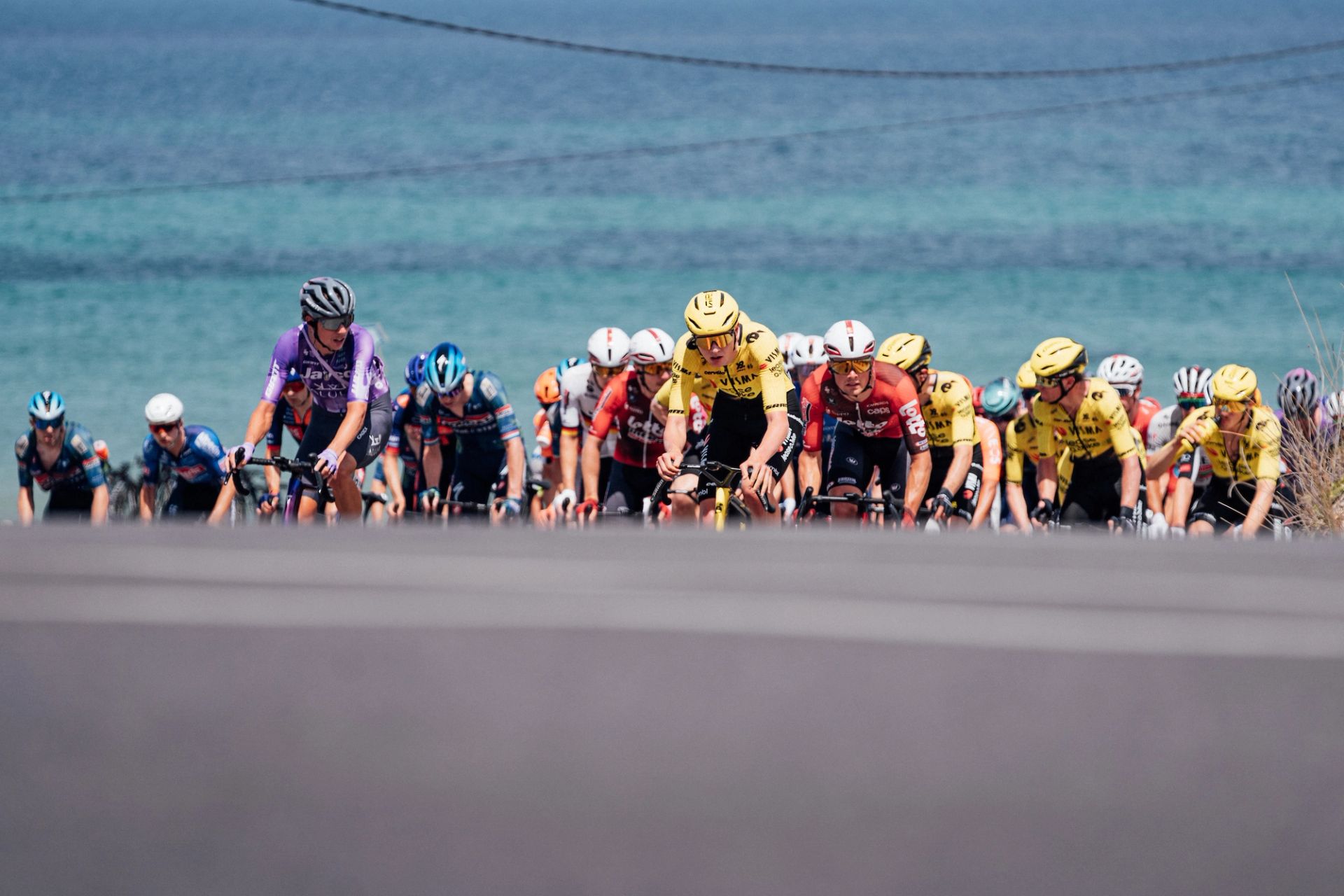 Picture by Zac Williams/SWpix.com - 21/01/2026 - Cycling - 2026 Tour Down Under - Stage 1 - Tanunda to Tanunda - The peloton.