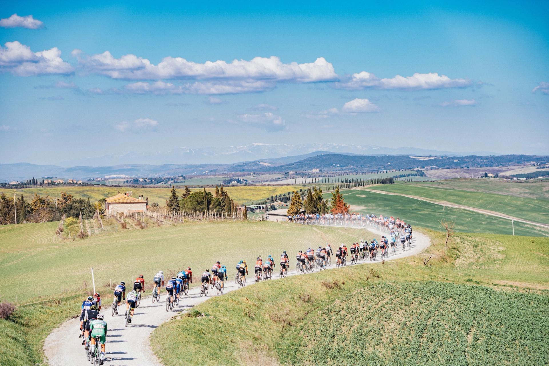 Picture by Zac Williams/SWpix.com- 04/03/2023 - Cycling - 2023 Strade Bianche - Tuscany, Italy - The peloton during the 2023 Strade Bianche. - Men's Race 2023
