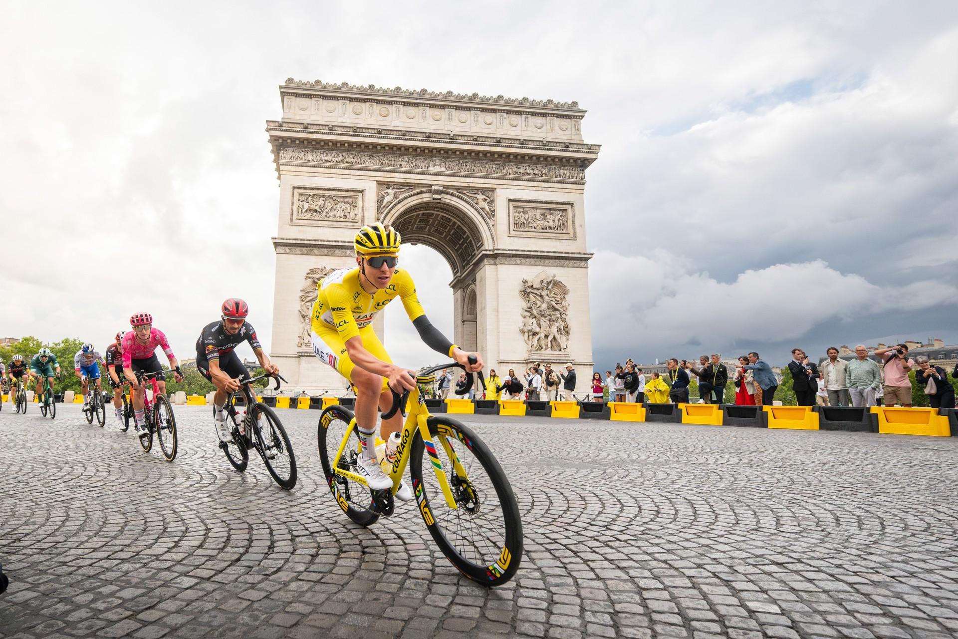Pogačar in yellow jersey rides past Arc de Triomphe on Tour final stage