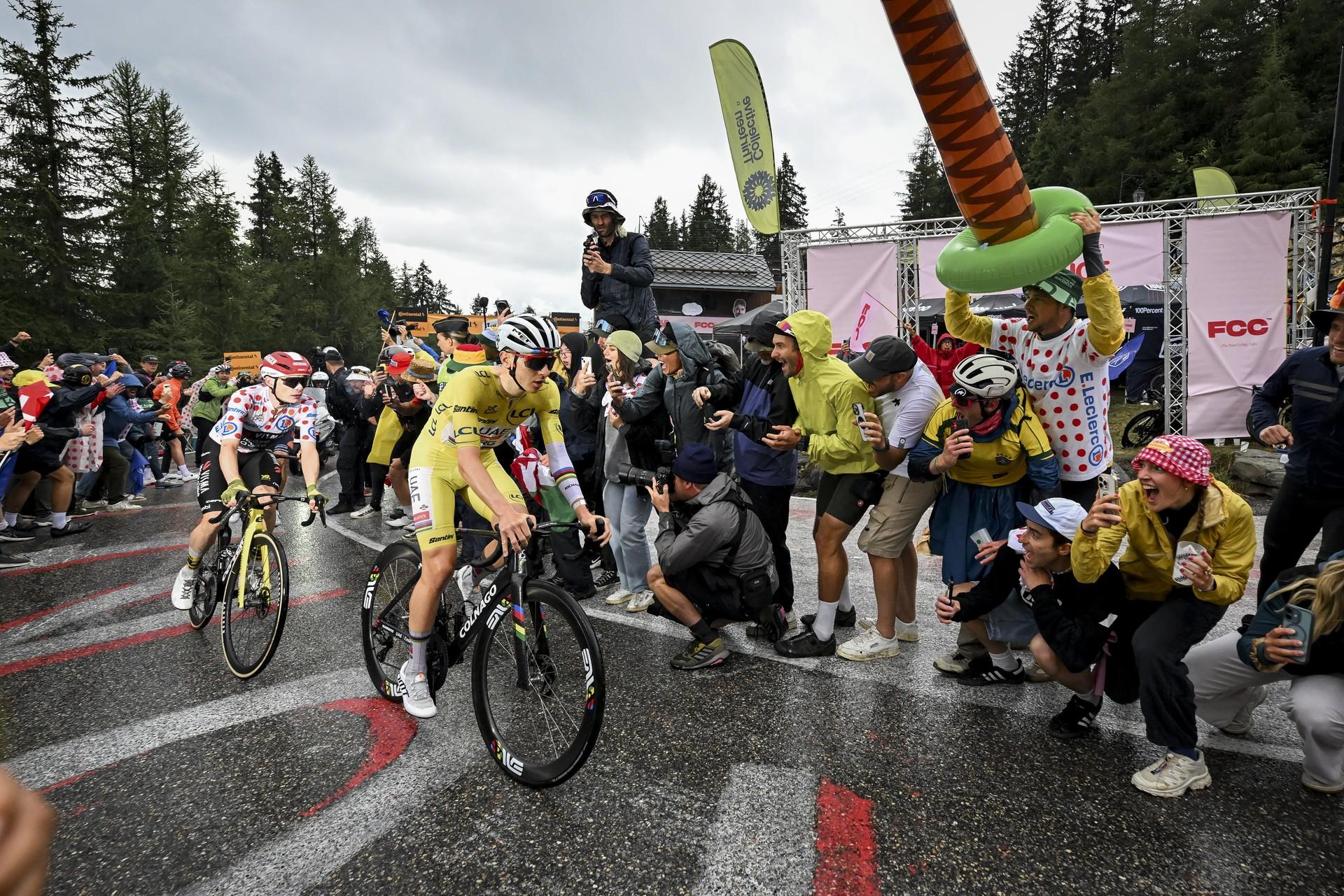 Vingegaard chases Pogačar through rain on La Plagne climb