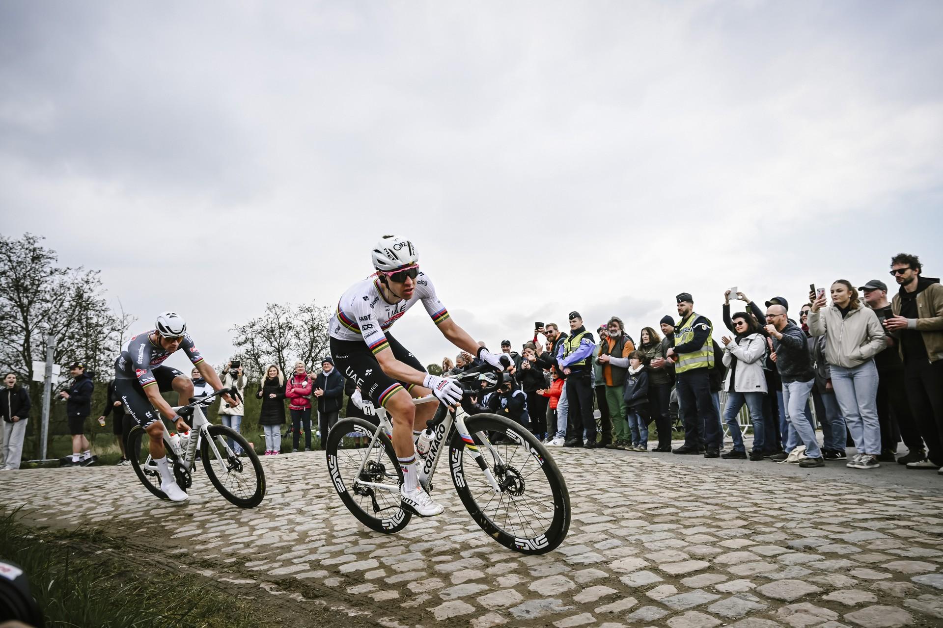 Pogačar and Van der Poel battle on Arenberg cobbles, Paris-Roubaix 2025