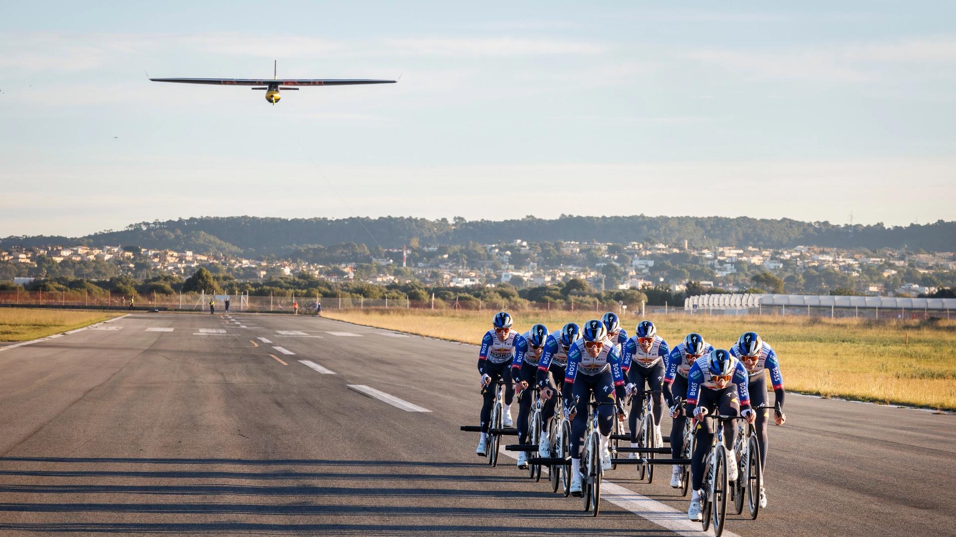 6,500 watt 'race-winning move' sees Red Bull‑BORA peloton tow glider into the air in Mallorca