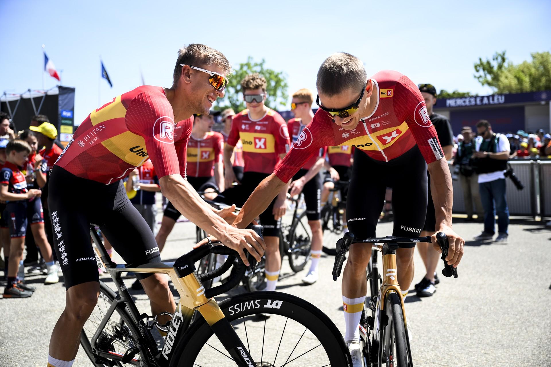 Uno-X brothers Johannessen with bikes after TdF stage (54 chars)