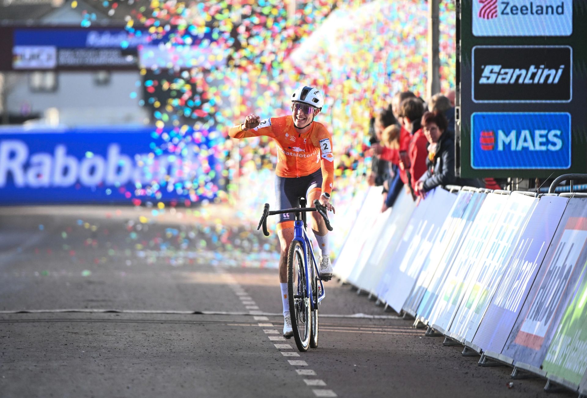 Lucinda Brand wins second cyclocross world title as Dutch sweep Hulst podium
