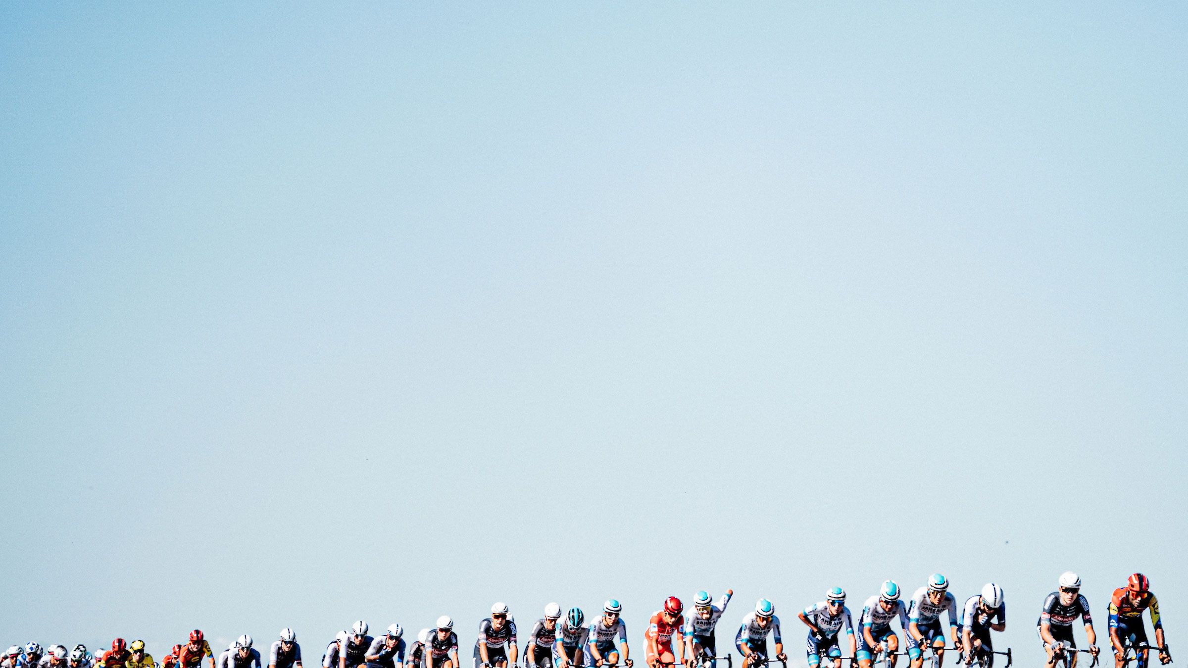 Zac Williams/SWpix.com - 2025 Vuelta Ciclista a Espana Stage 8, Monzon Templario to Zaragoza, Spain - The peloton