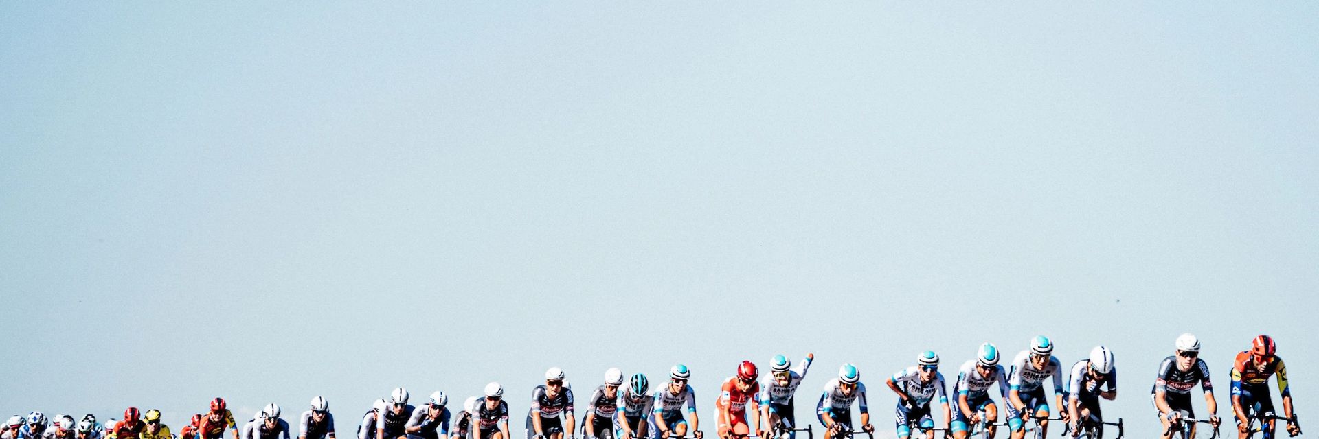 Zac Williams/SWpix.com - 2025 Vuelta Ciclista a Espana Stage 8, Monzon Templario to Zaragoza, Spain - The peloton