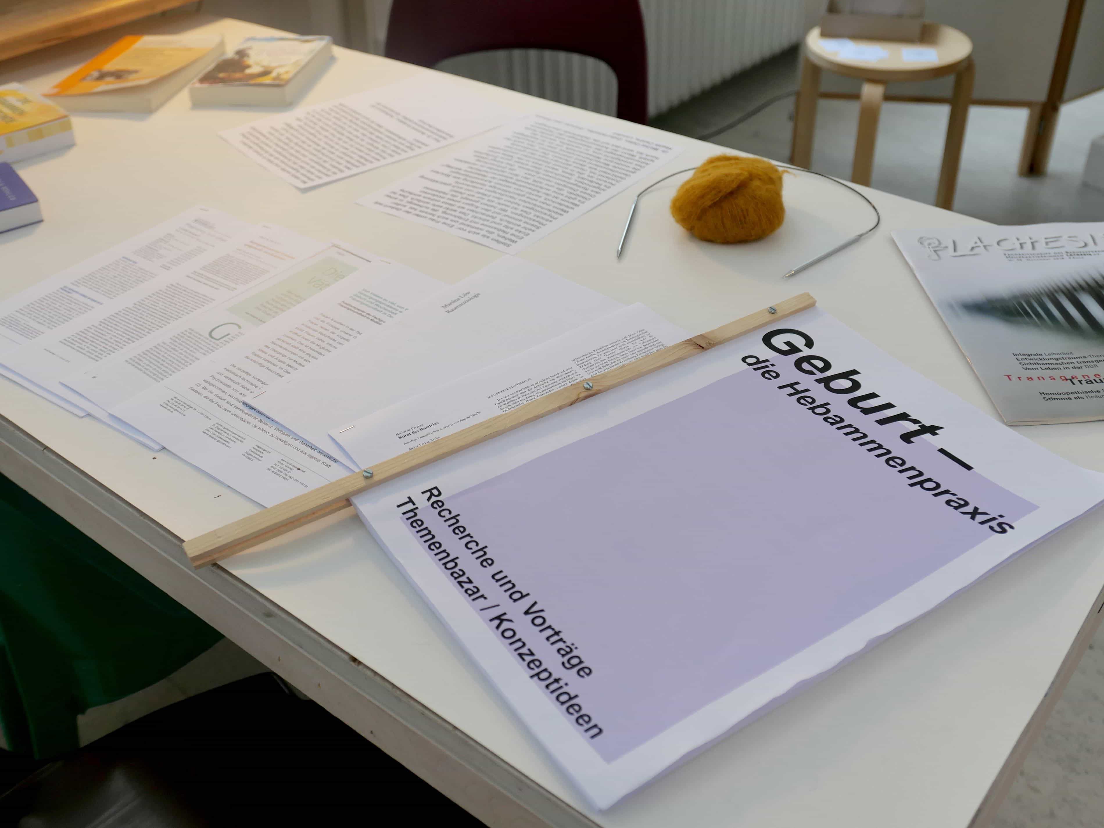 Ausstellungsansicht „Geburt – die Hebammenpraxis“ im Atelierraum