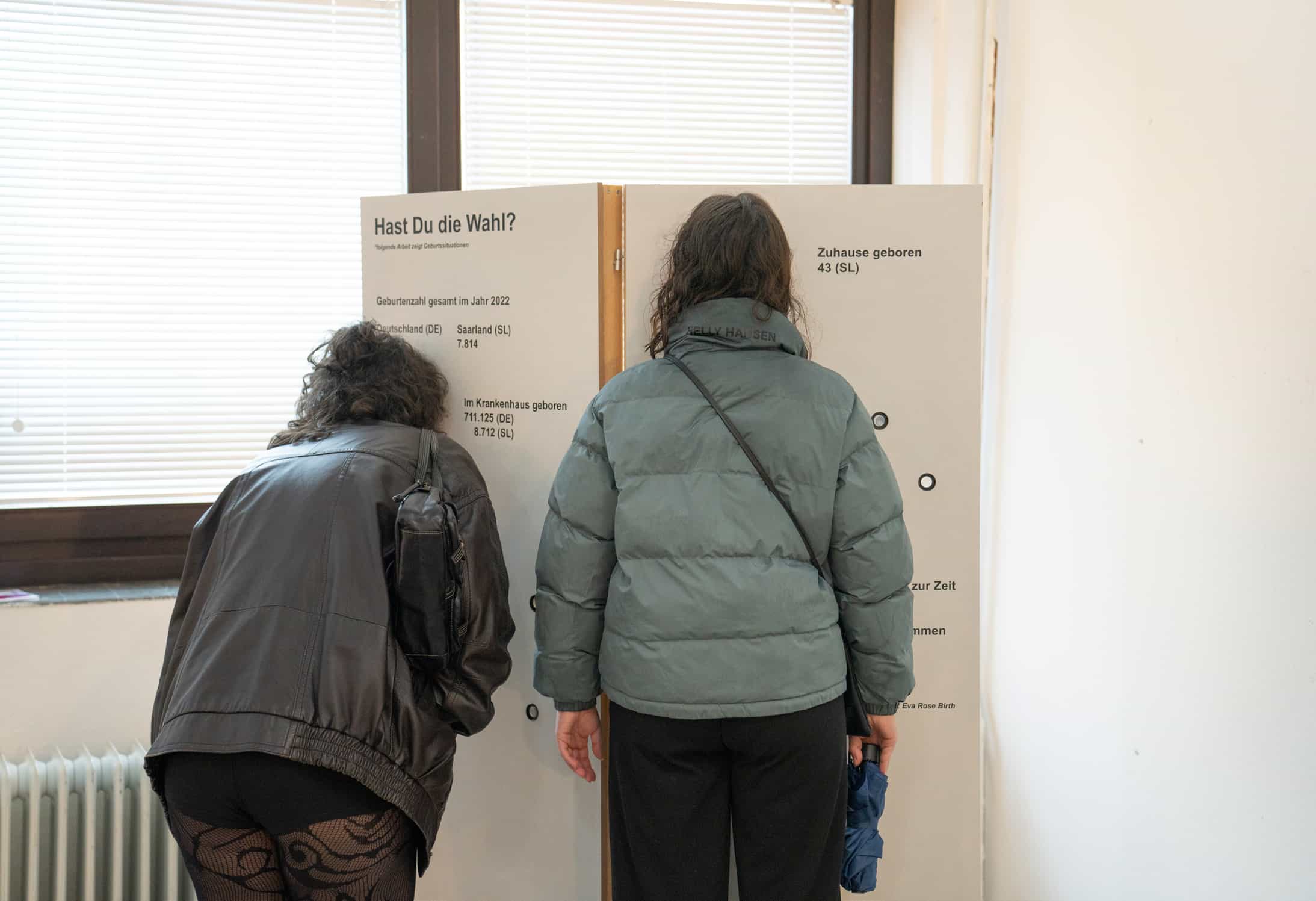 Ausstellungsansicht „Geburt – die Hebammenpraxis“ im Atelierraum