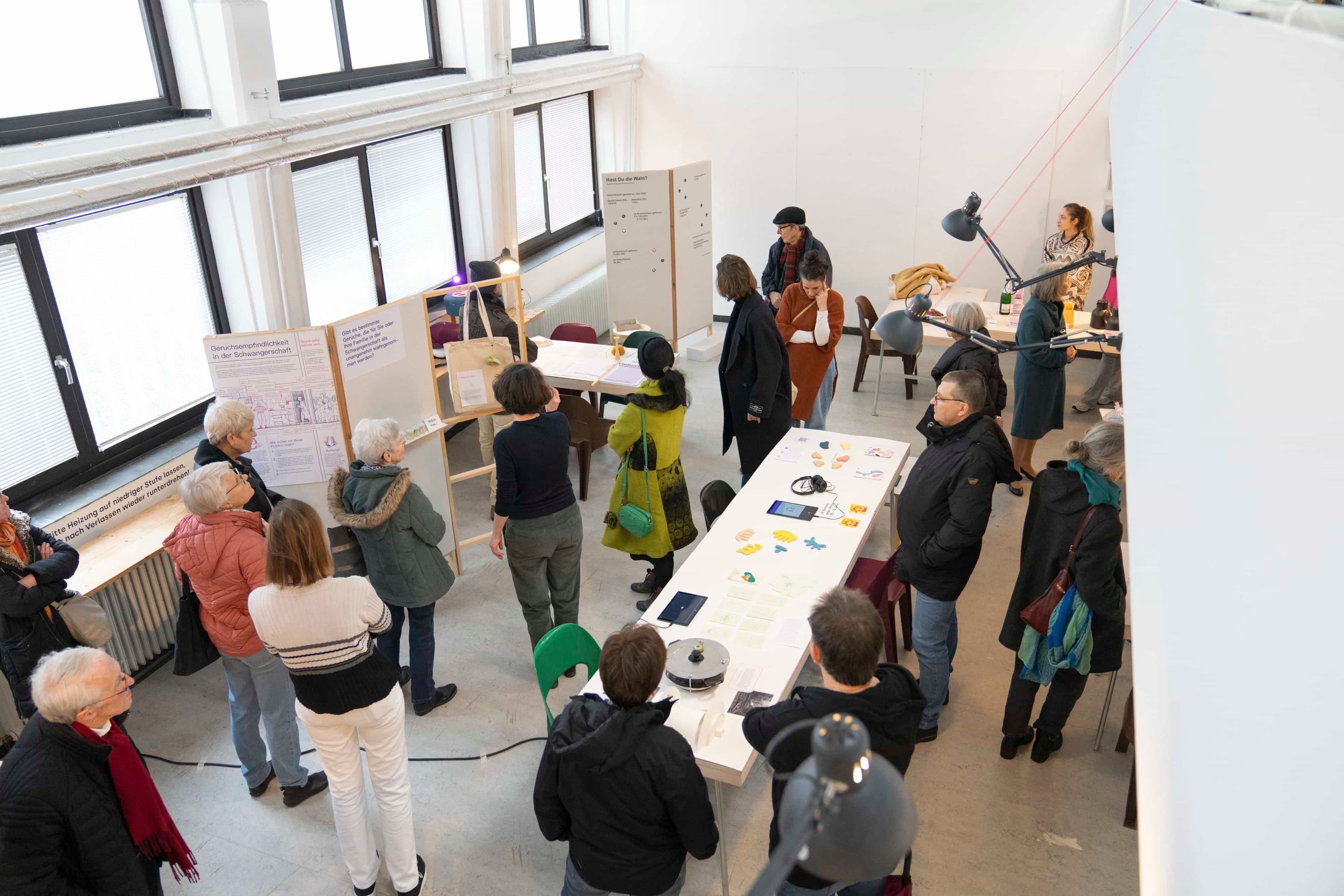 Ausstellungsansicht „Geburt – die Hebammenpraxis“ im Atelierraum