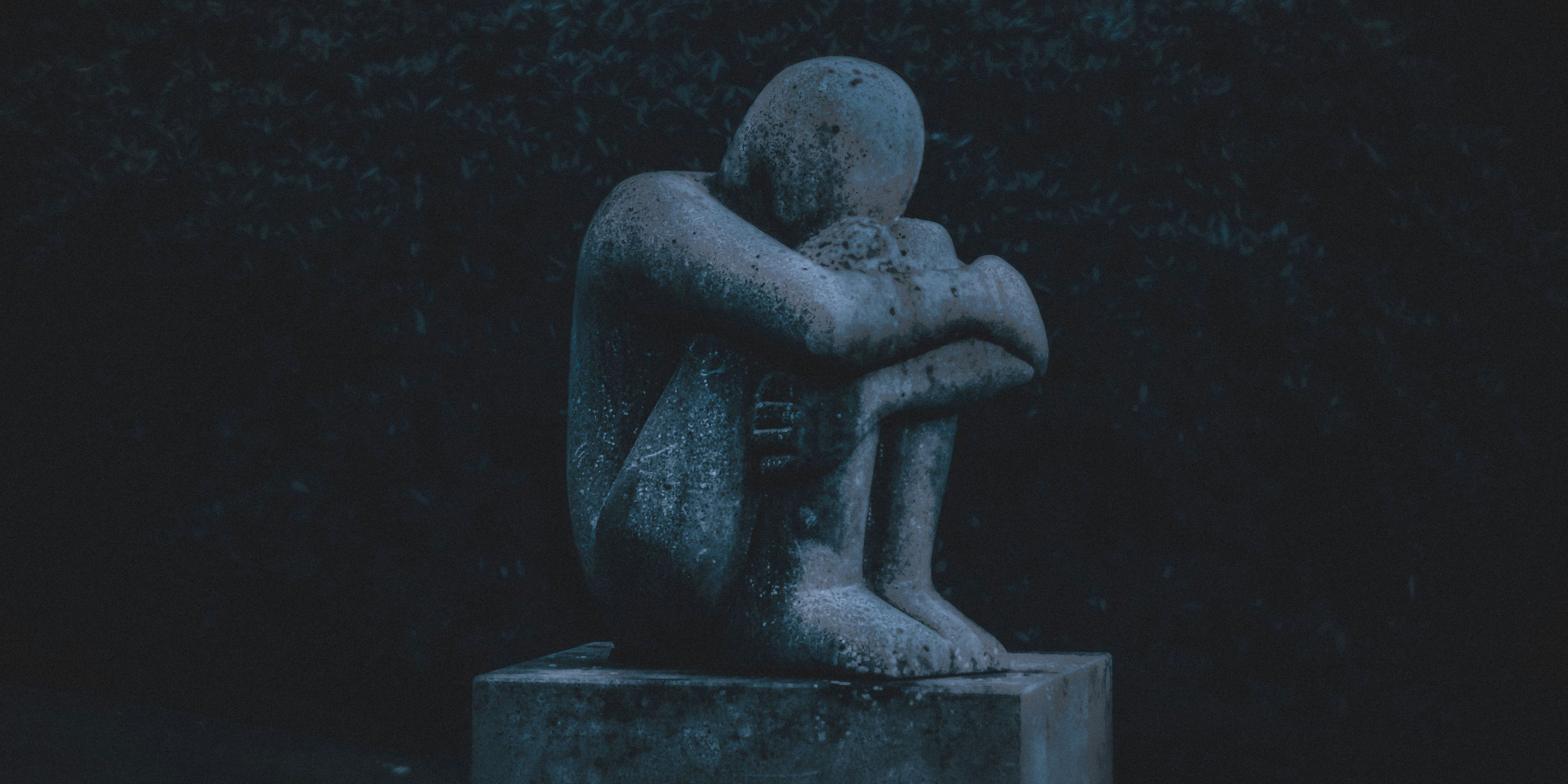 statue in pain seated