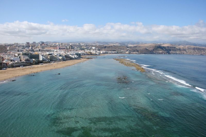 Low tide in Las Canteras, with 'La Barra' on the right.