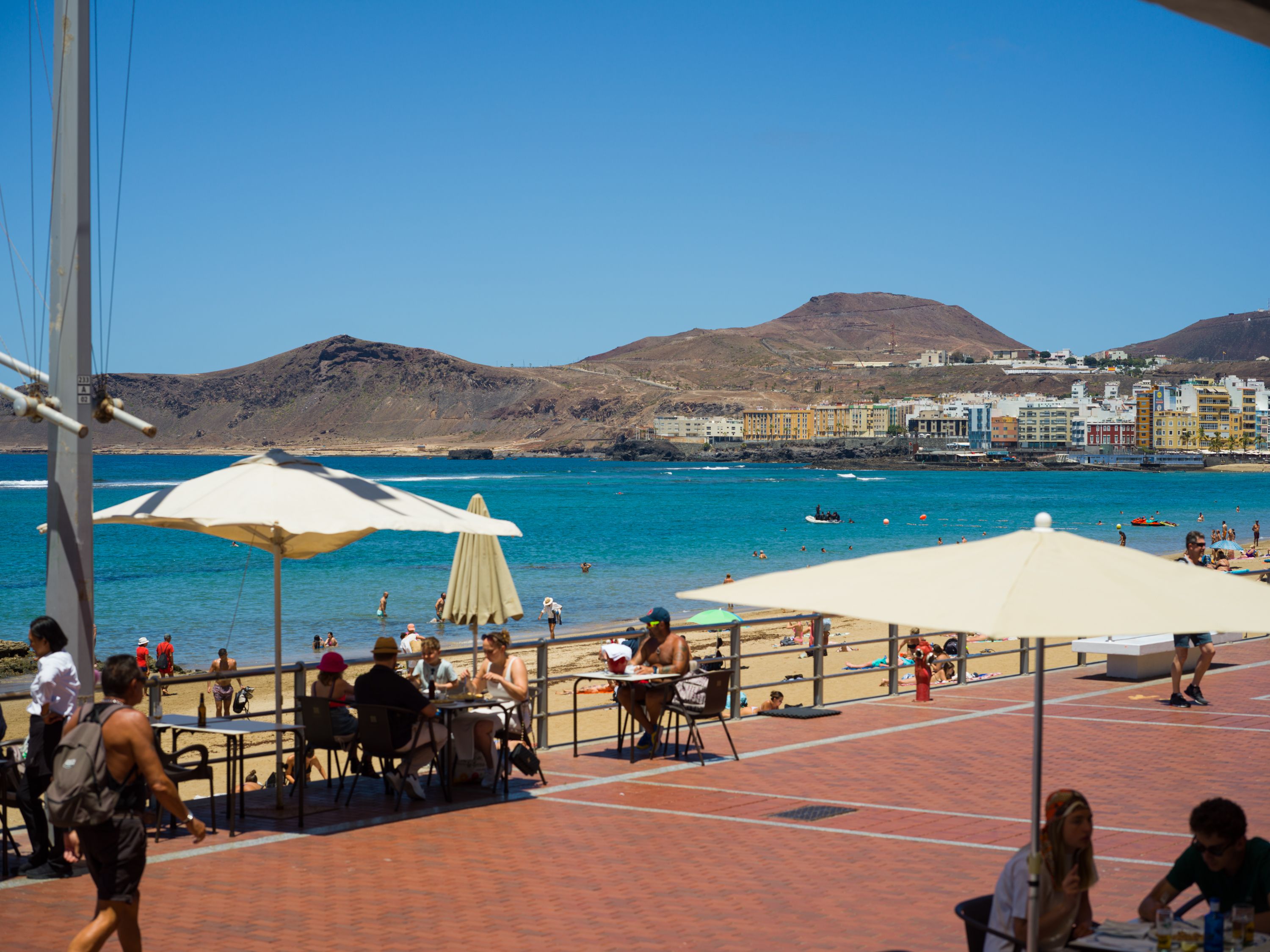 Restaurants and terraces along the Las Canteras promenade