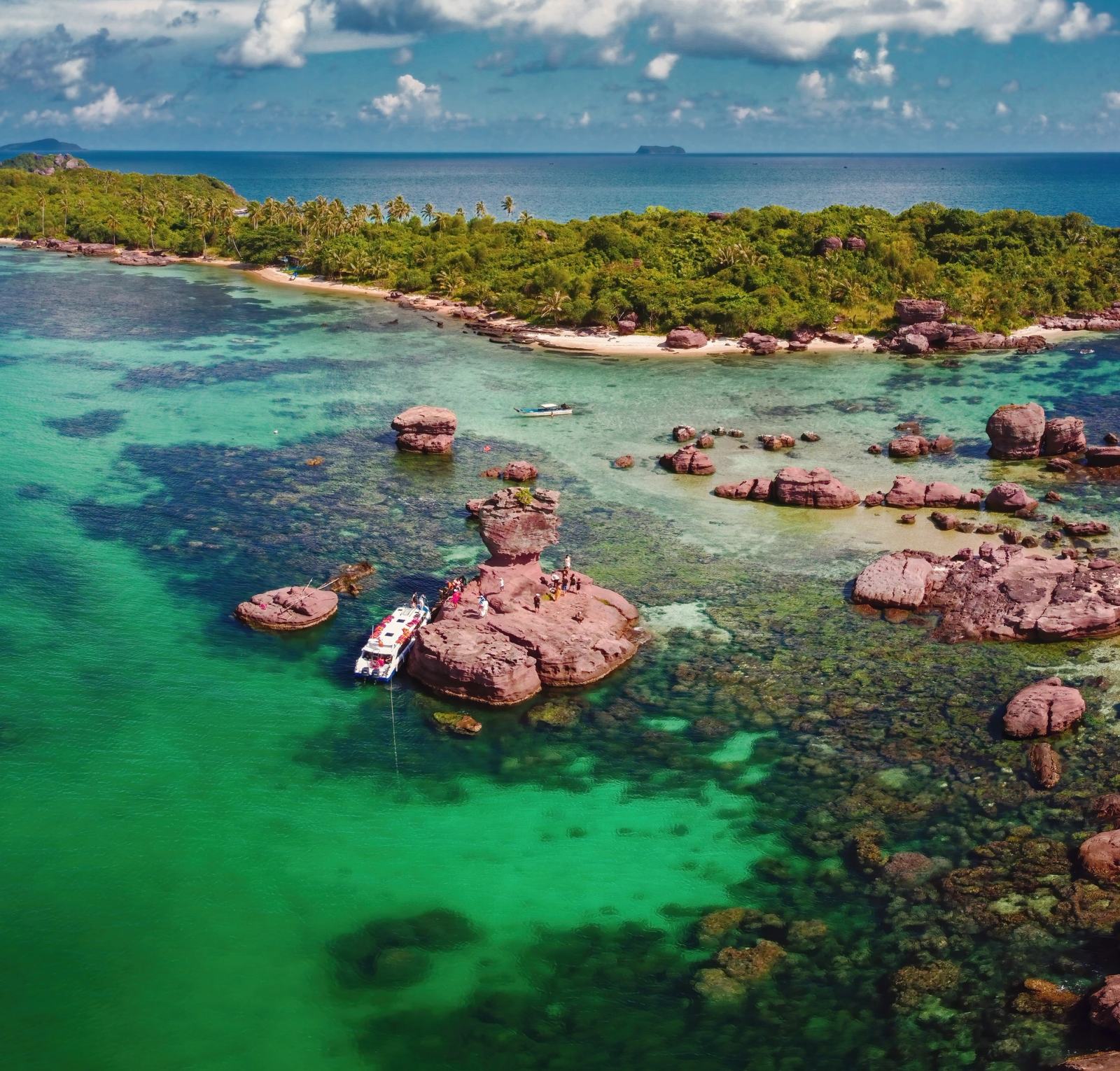 Rock formations in clear turquoise water beside Gam Ghi Island.