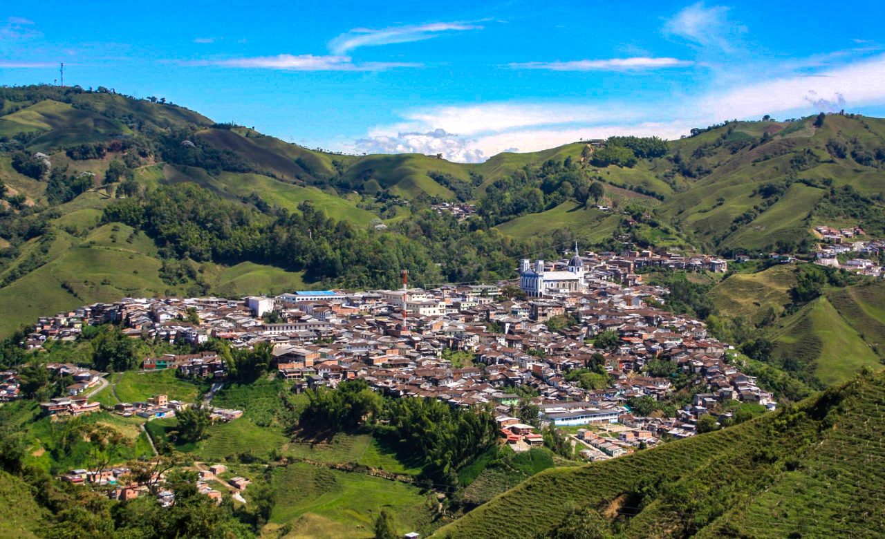 Vista aérea de un municipio de caldas.