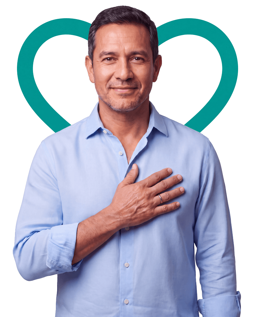 Imagen conceptual de campaña: una persona con la mano sobre el corazón, sobre un gran corazón turquesa de Casas del Alma.