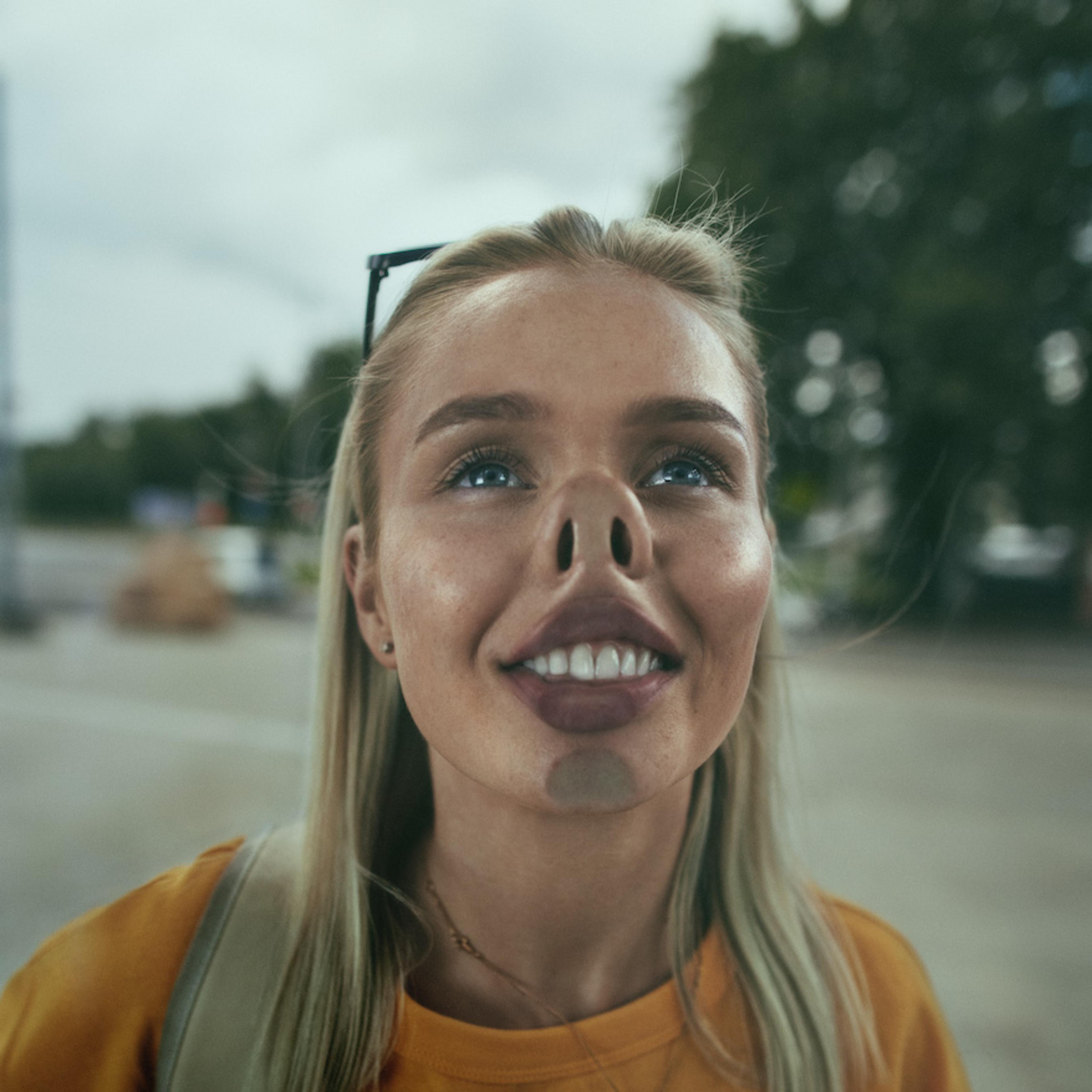 Rett foran nesa på deg