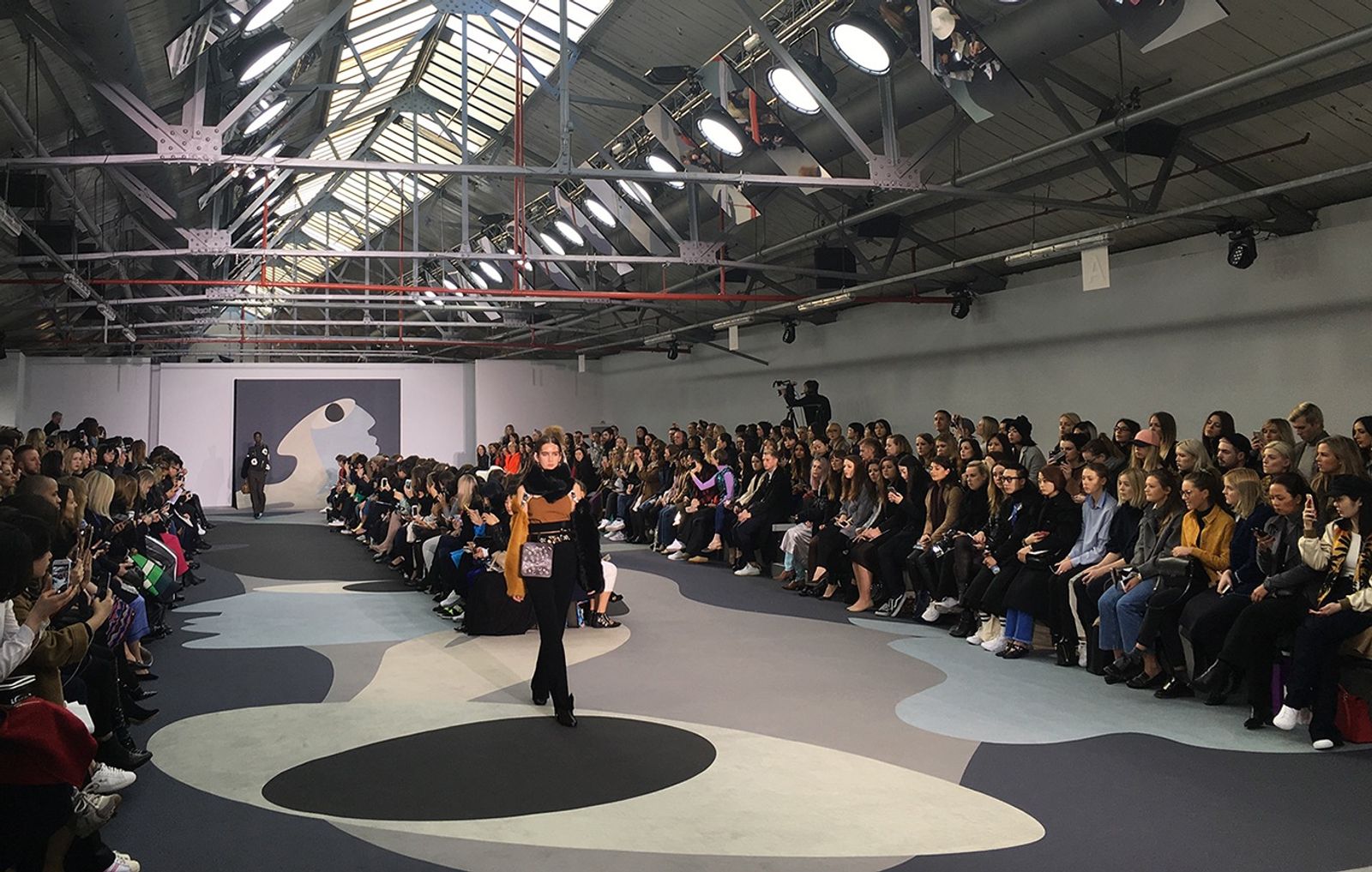 Toga, |Défilé - Anna Sbiera - Set Design - Swan MGMT