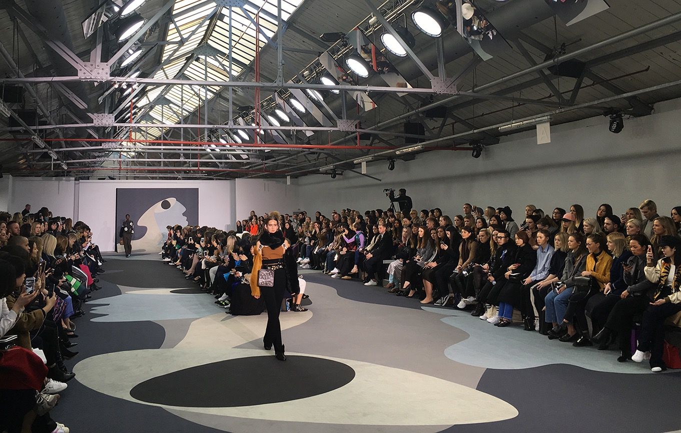 Toga, |Défilé - Anna Sbiera - Set Design - Swan MGMT