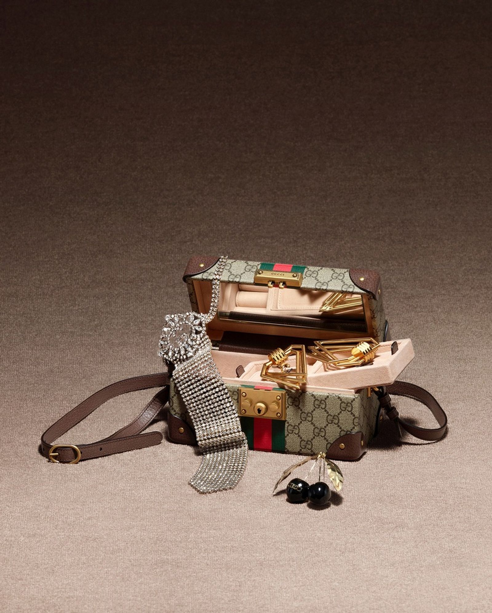 CR Fashion Book,|Gucci Photography by Romain Roucoules - Sebastien Michelini - Set Design - Swan MGMT