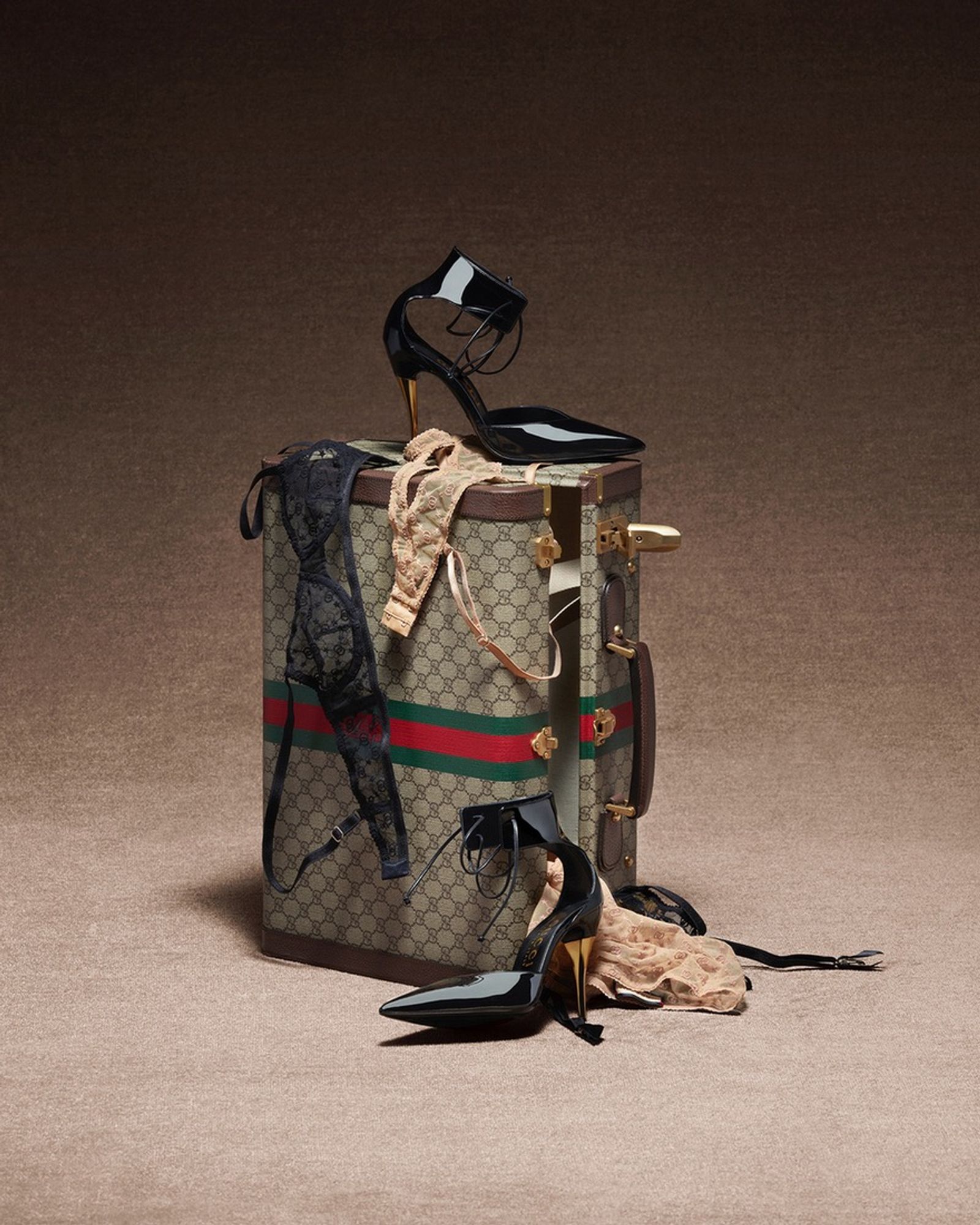 CR Fashion Book,|Gucci Photography by Romain Roucoules - Sebastien Michelini - Set Design - Swan MGMT