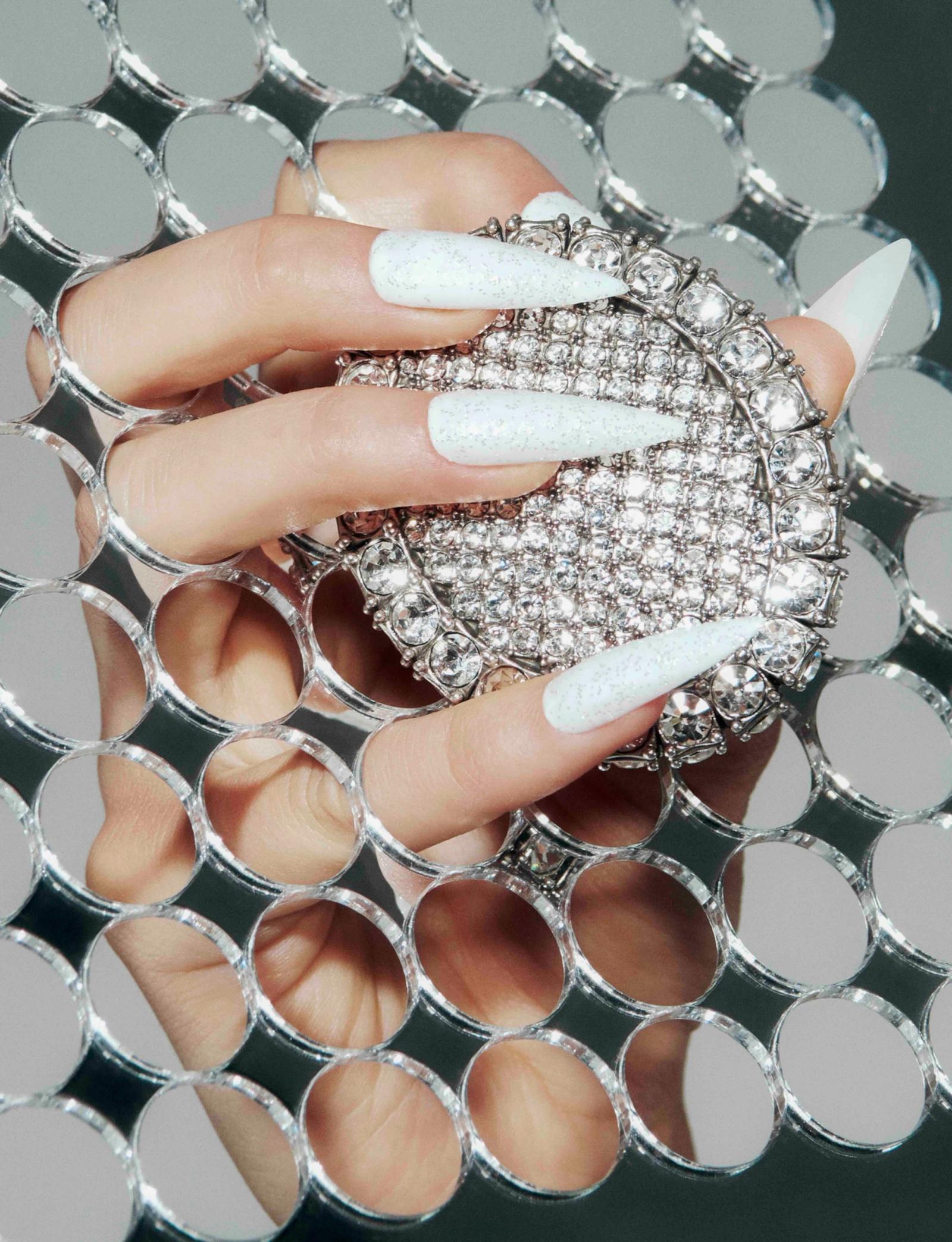 Reedition Magazine,|Photography by Larissa Hofmann - Anna Sbiera - Set Design - Swan MGMT