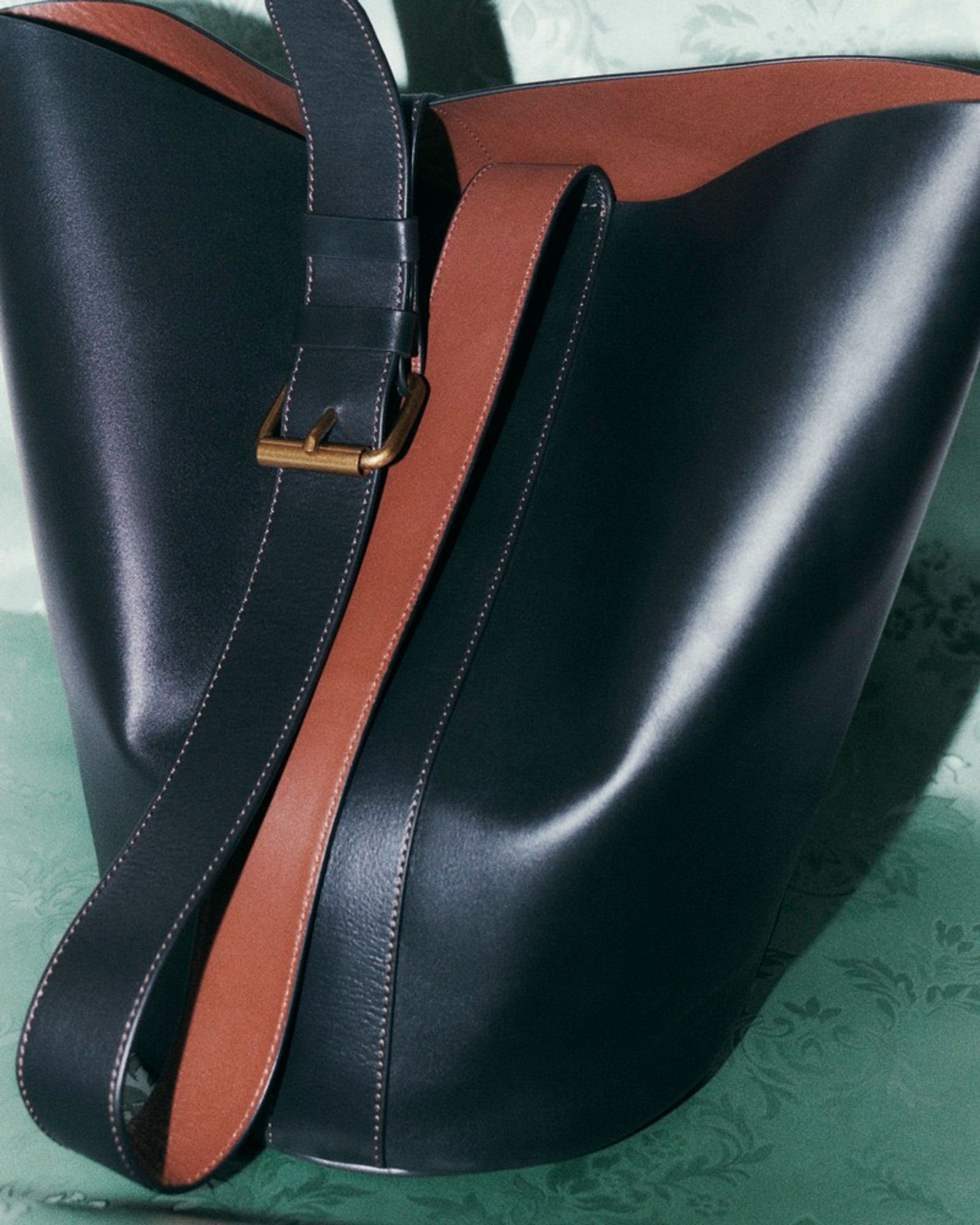 M Le Monde - Sac,|Photography by Joan Braun - Anna Sbiera - Set Design - Swan MGMT