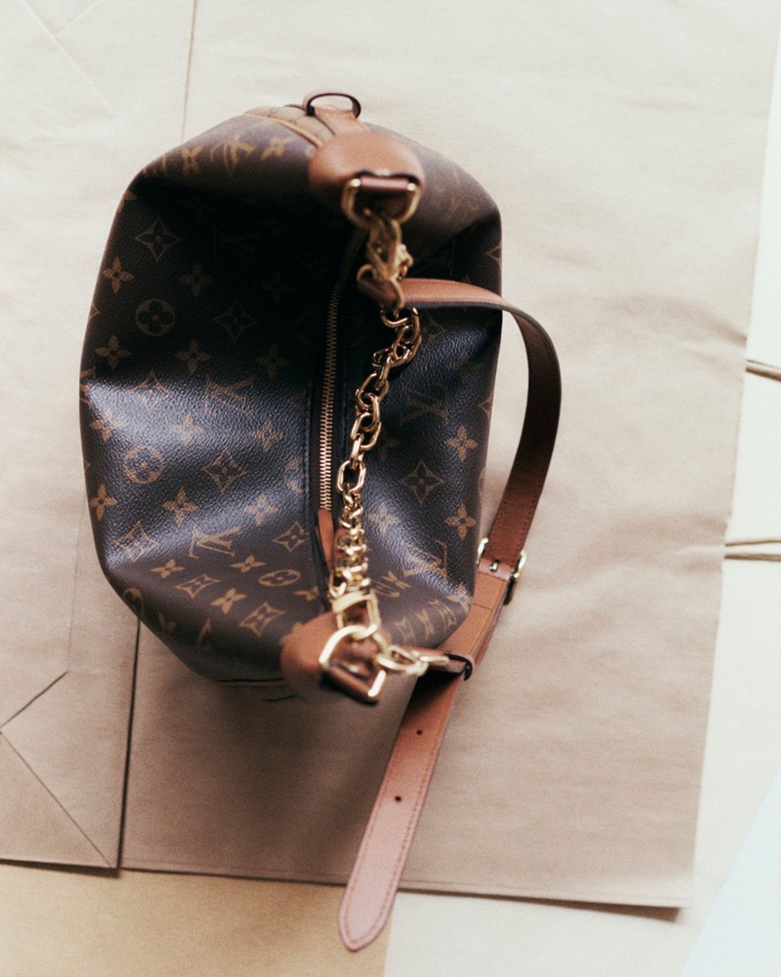 M Le Monde - Sac,|Photography by Joan Braun - Anna Sbiera - Set Design - Swan MGMT