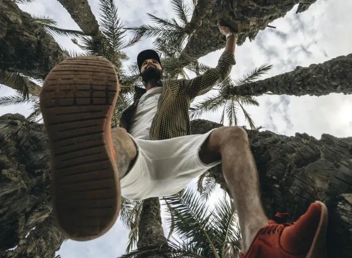Imagem de um homem a saltar tirada de baixo para cima