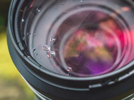 La face avant de l'objectif repousse les gouttes d'eau.