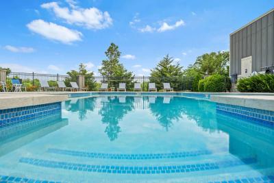 Fairway Flats & The Heights Furnished Apartments  - Image 7