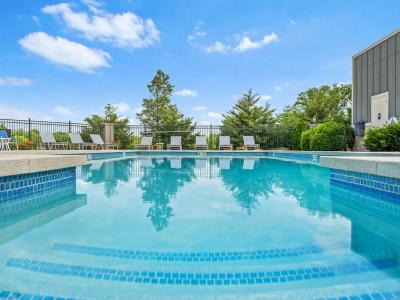 Fairway Flats & The Heights Furnished Apartments - Image 7