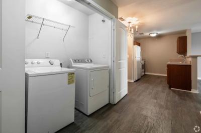 Inwood Crossings Furnished Apartments - Image 5
