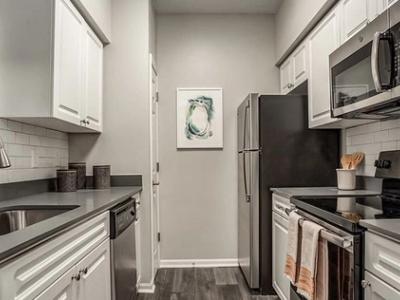 The Crossing at Barry Road Furnished Apartments - Image 3