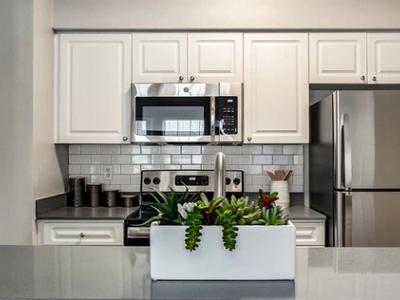 The Crossing at Barry Road Furnished Apartments - Image 2