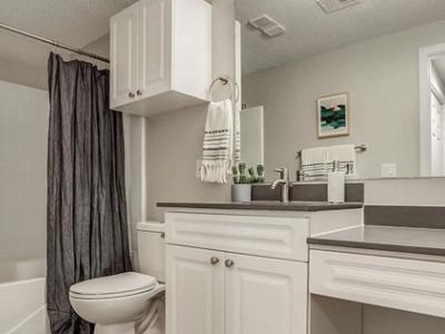 The Crossing at Barry Road Furnished Apartments - Image 7