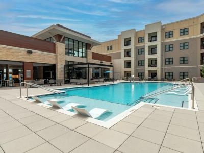 Century West Pryor Furnished Apartments - Image 7