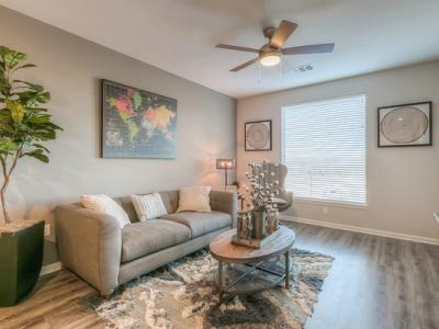 Edgewater at City Center Furnished Apartments - Image 4