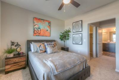 Edgewater at City Center Furnished Apartments - Image 5