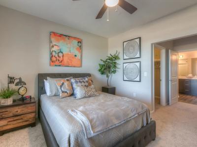 Edgewater at City Center Furnished Apartments - Image 5