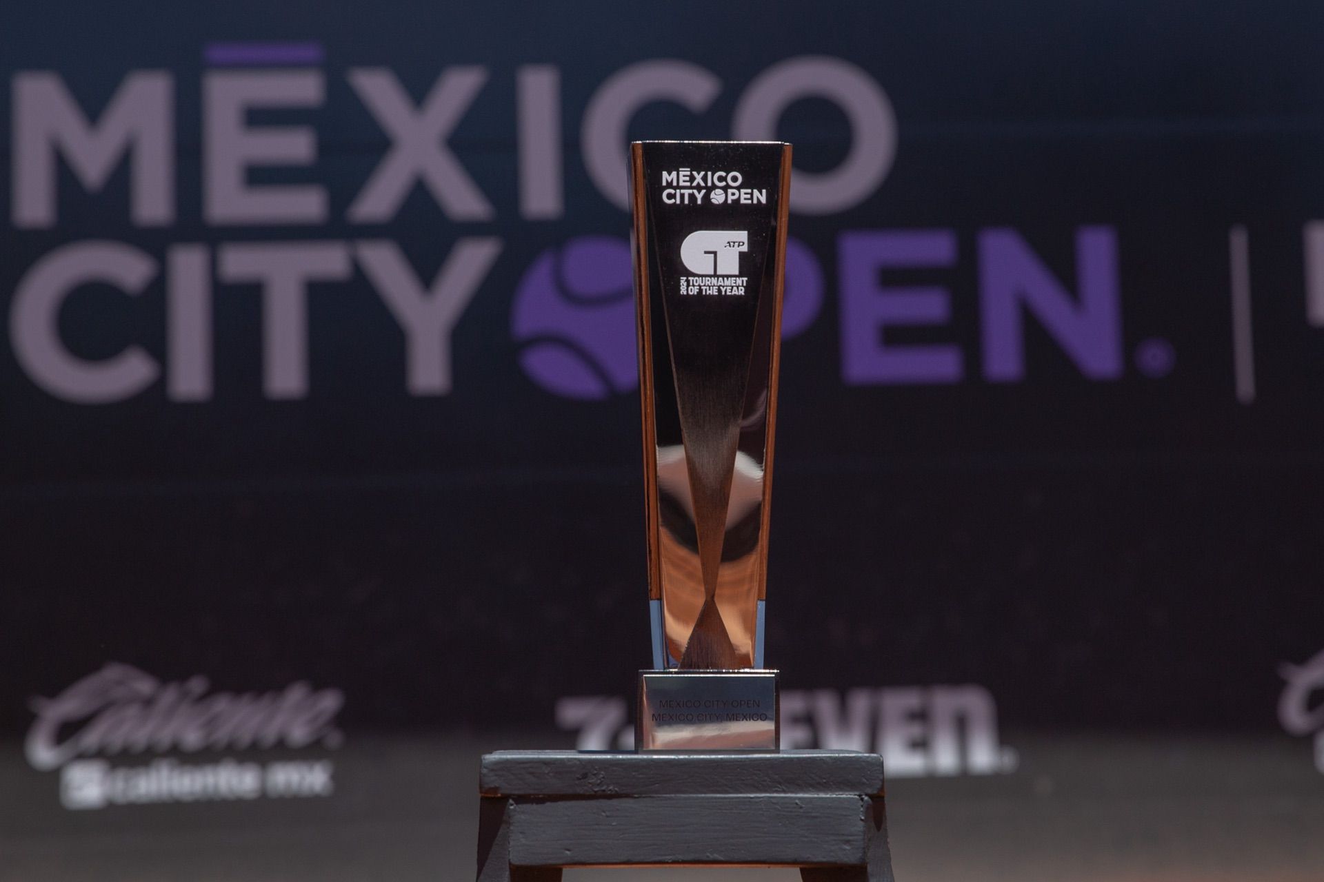 Trofeo del ATP Challenger Tour con la leyenda «Tournament of the Year», frente al logo del Mexico City Open.