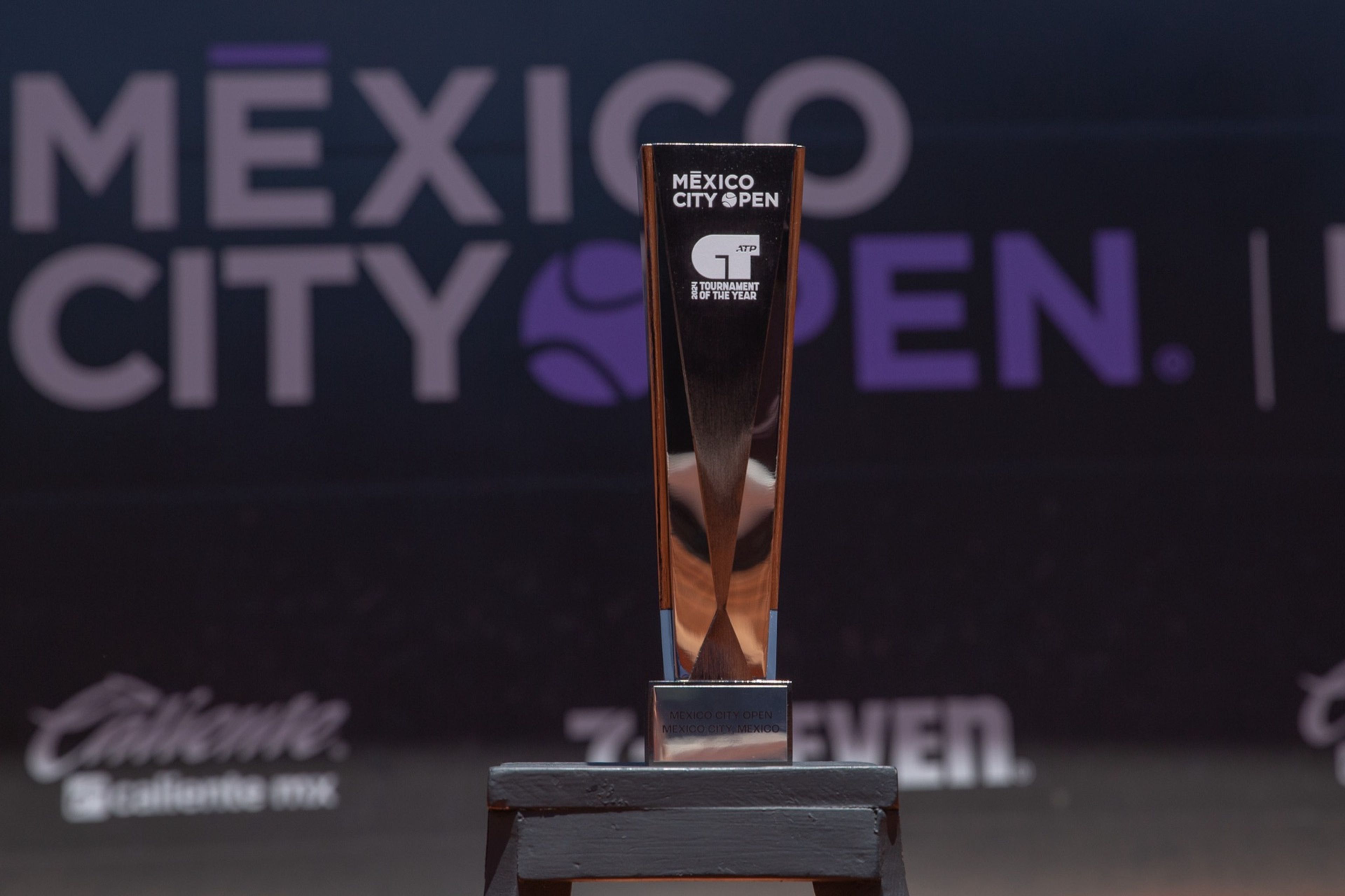 Trofeo del ATP Challenger Tour con la leyenda «Tournament of the Year», frente al logo del Mexico City Open.