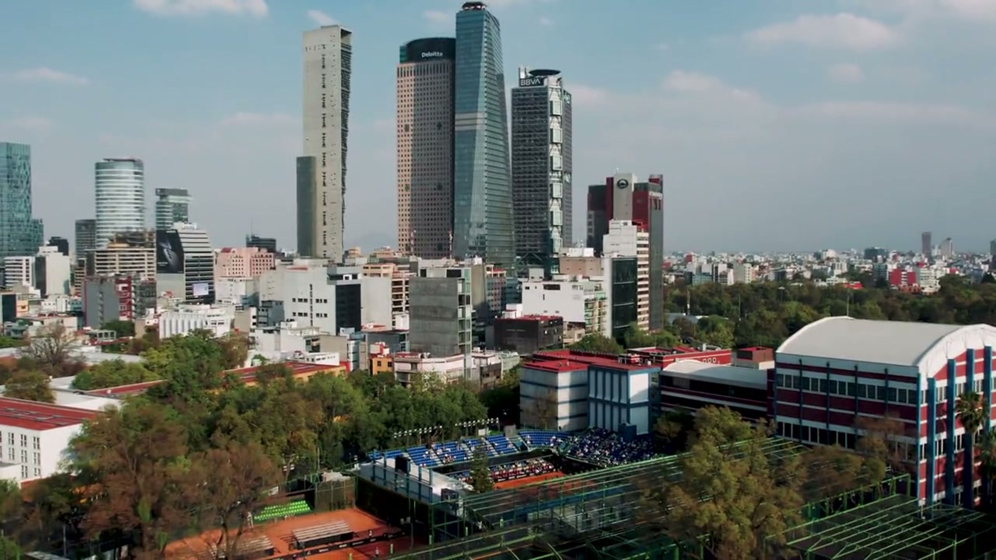 Vista aérea de las canchas del torneo, con los rascacielos de la Ciudad de México al fondo.