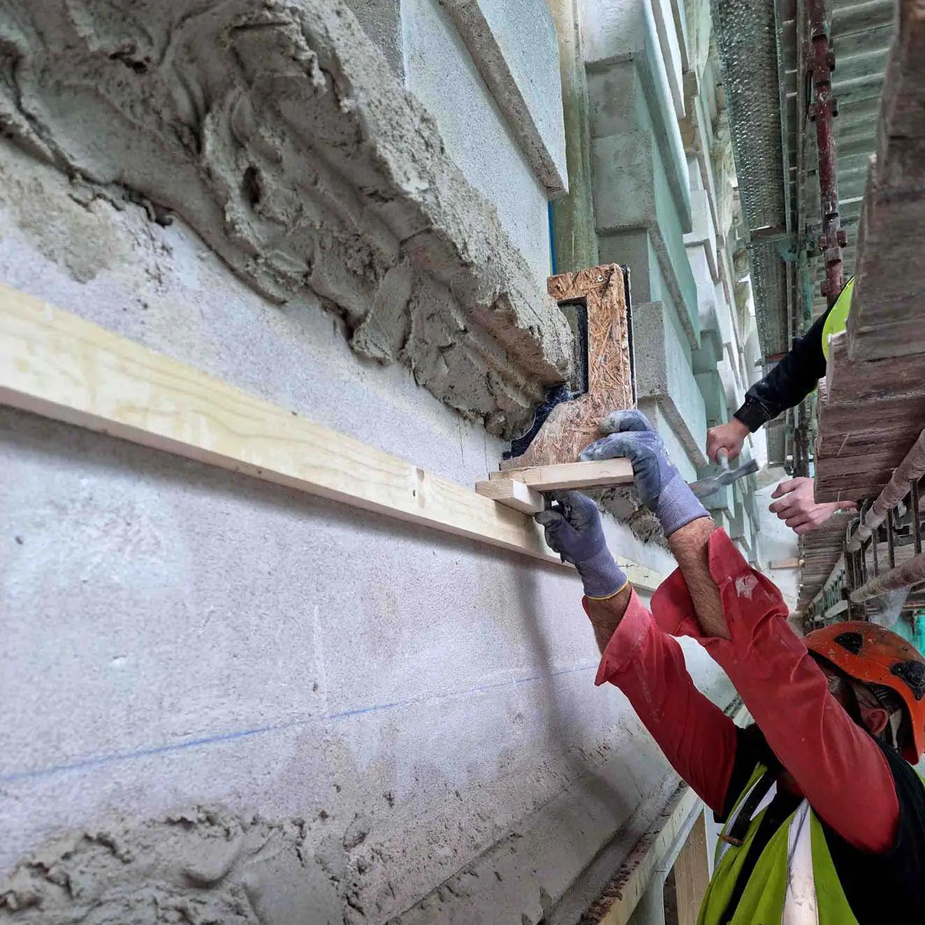 Pussarbeid på fasade fra stillas