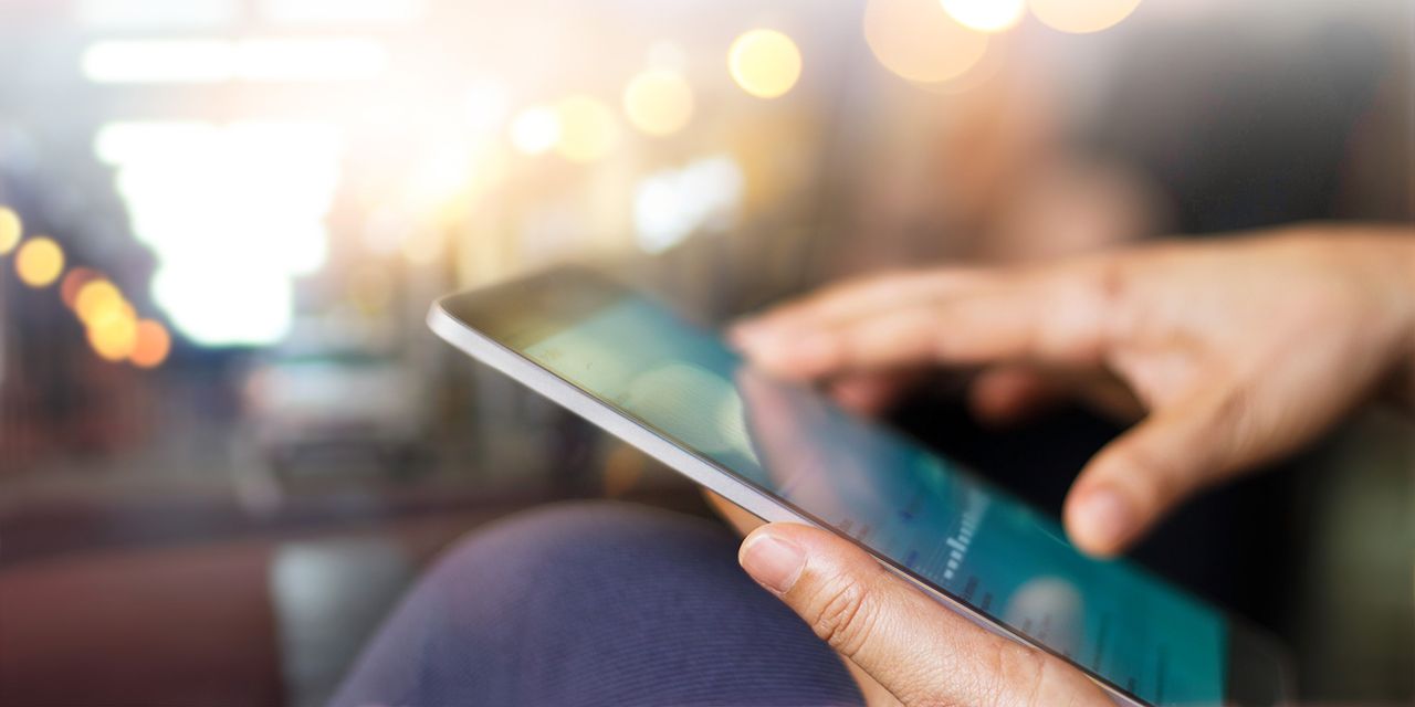 A person using a tablet. Photo