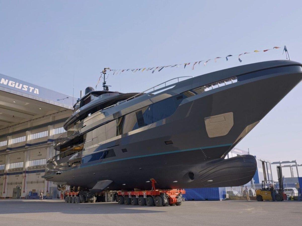 The Great Escape, 44.47m new build superyacht, built by Mangusta, designed by H2 Yacht Design — photograph 2
