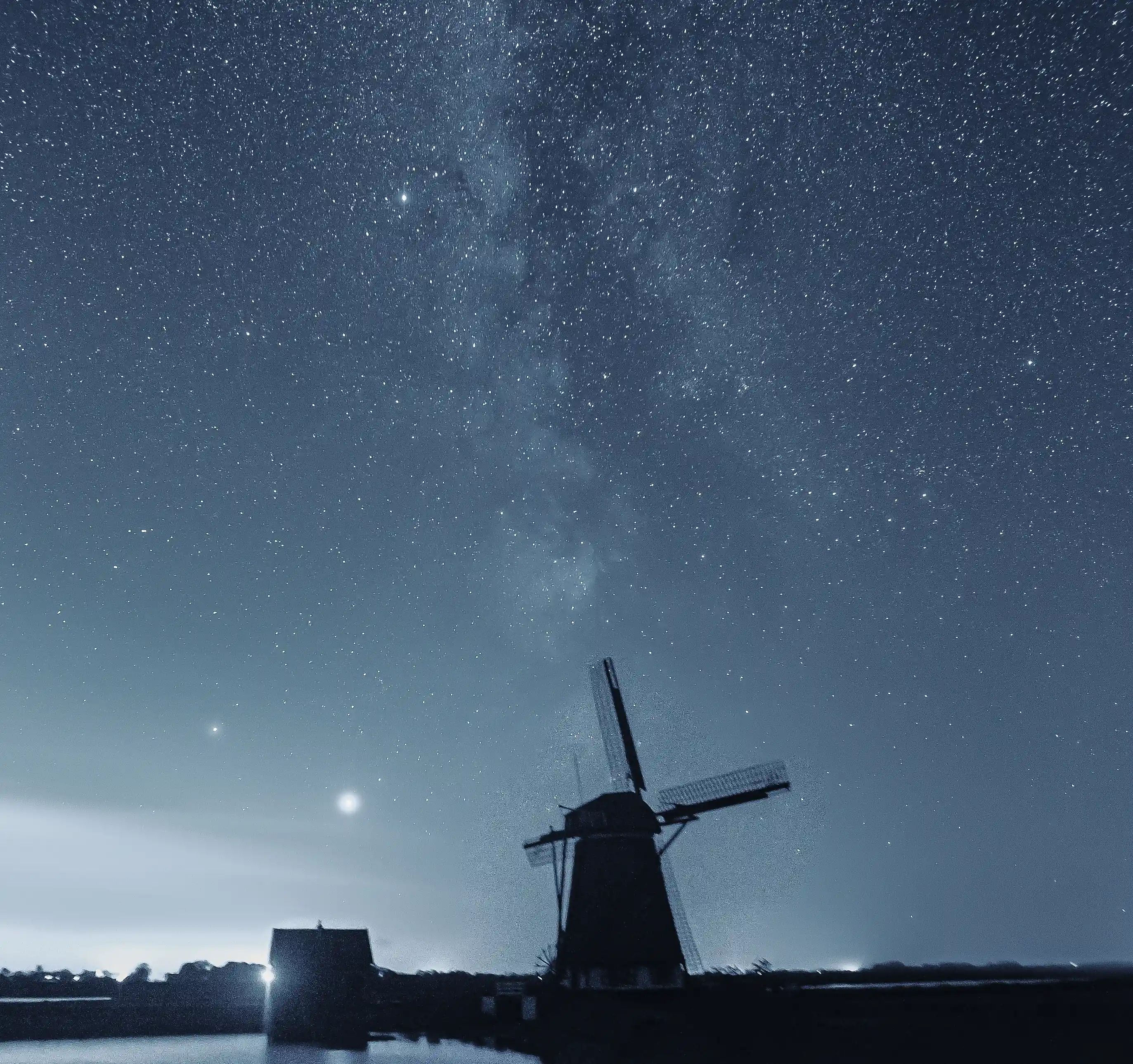 Melkweg met windmolen