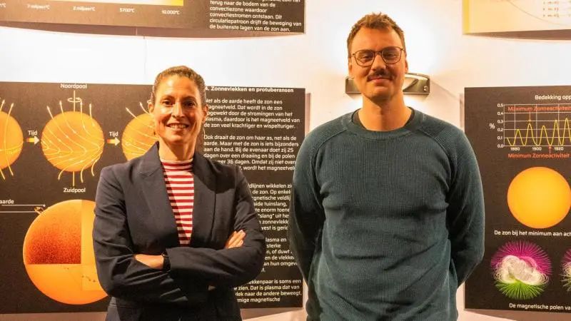 Voorzitters Stijn de Ligt en Sarah Praal staan bij de expositie