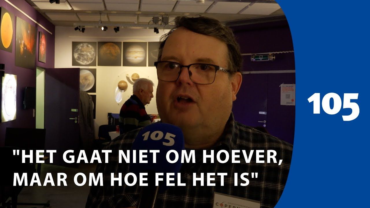 Vrijwilliger in de zaal geeft een interview